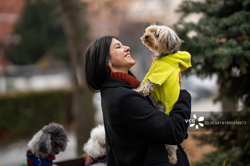 城市公园里快乐的寒冷的一天图片素材