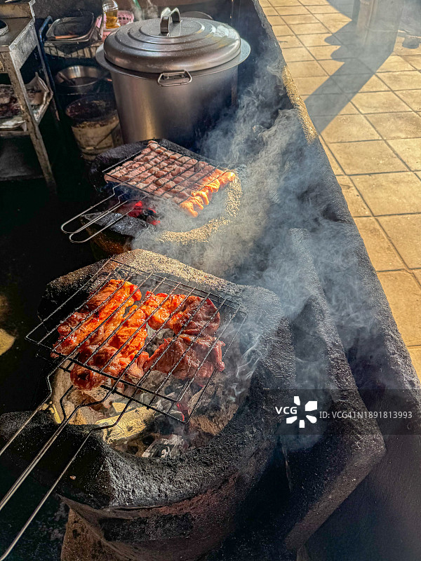 炉子上烤猪肉图片素材