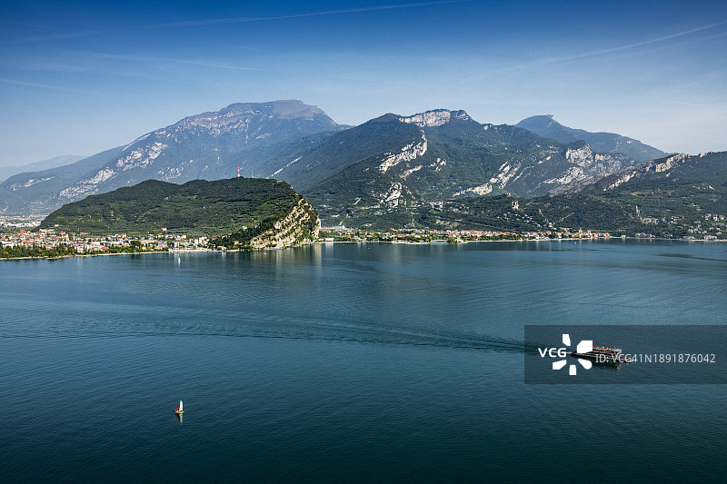 意大利加尔达湖北岸布里翁山景观图片素材