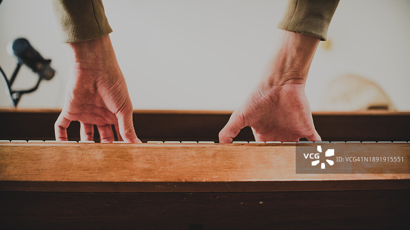 在旧钢琴上练习和演奏古典音乐的手部特写图片素材