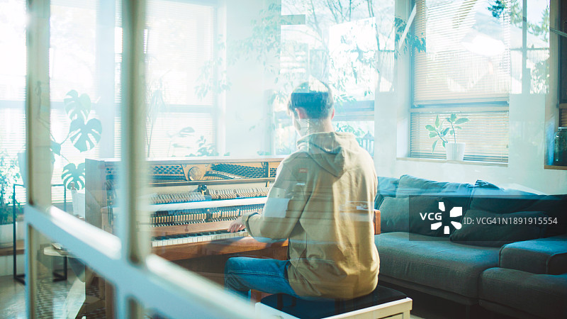 男学生练习钢琴课的背影图片素材