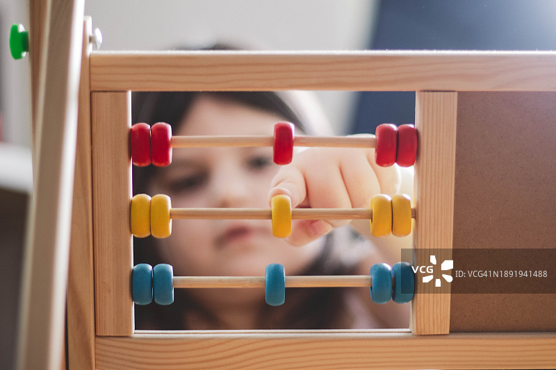 在学校里的小女孩图片素材