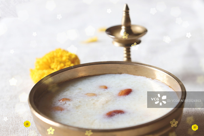 Onam节快乐-黄铜碗中的牛奶粥，配万寿菊花和黄铜灯/喀拉拉邦图片素材