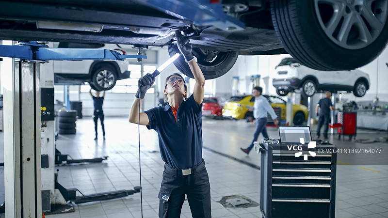 在汽车修理店工作中的女技工图片素材