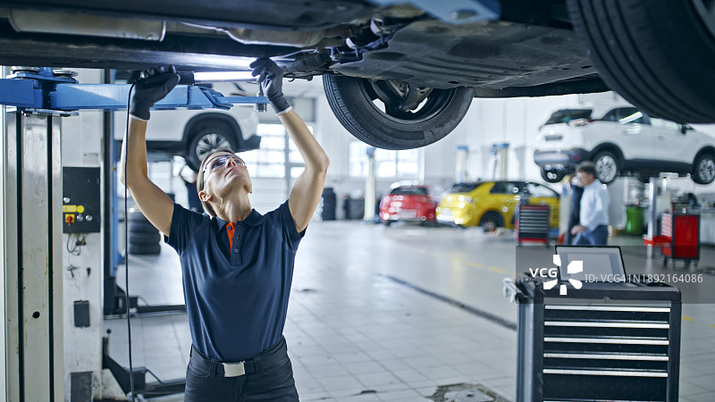 在汽车修理店工作中的女技工图片素材