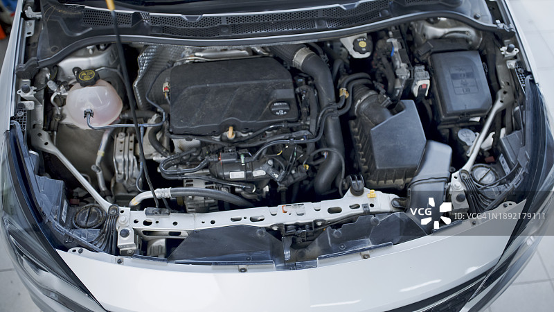 汽车维修店等待检查的汽车图片素材