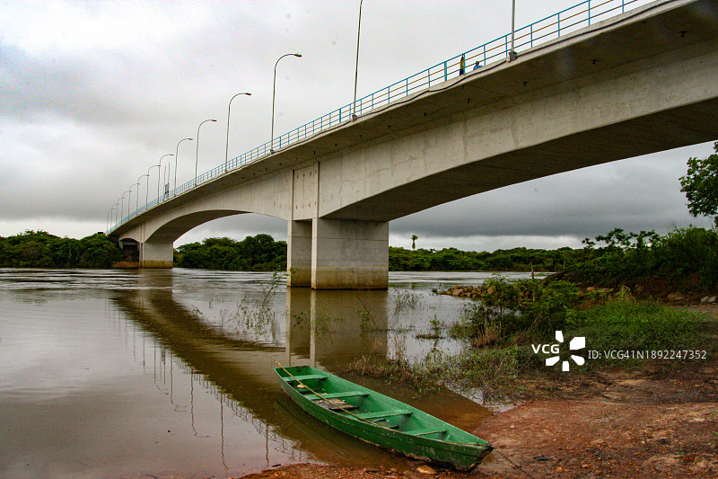罗赖马州博芬市塔库图河上的桥梁 - 巴西和圭亚那边界图片素材