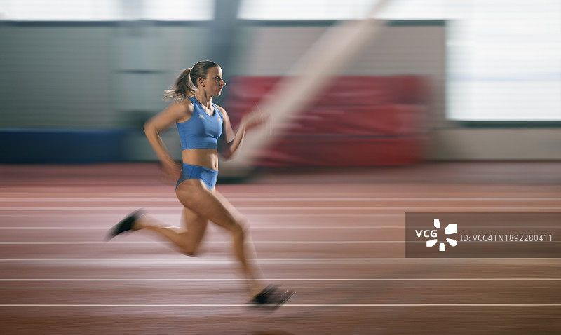 在运动跑道上跑步的女短跑运动员图片素材