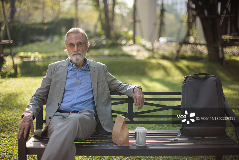 早餐休息中的年长商人肖像图片素材