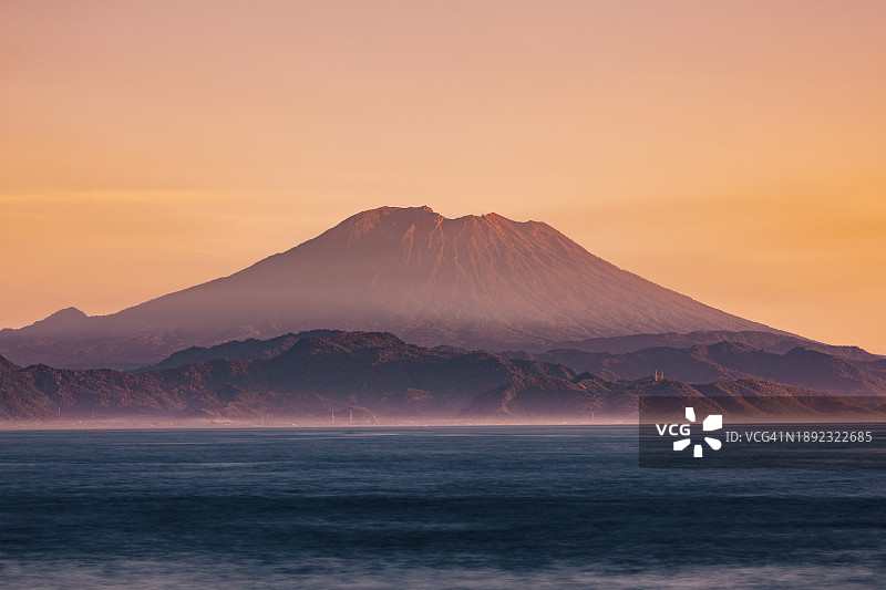 热带景观：巴厘岛火山日出图片素材