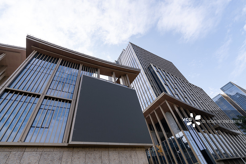 现代城市建筑外墙上的LED广告屏图片素材