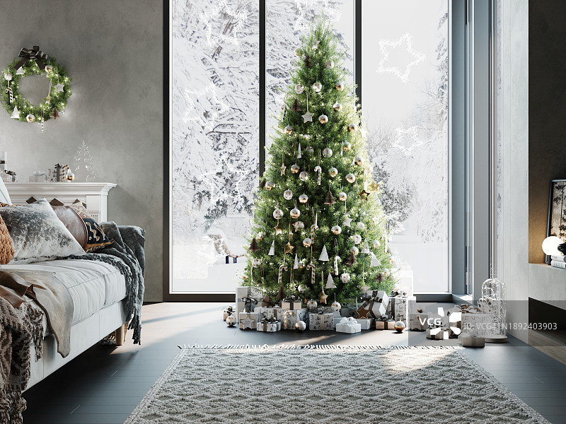 斯堪的纳维亚风格圣诞节室内装饰：全景窗前的大型绿色圣诞树与圣诞礼物图片素材