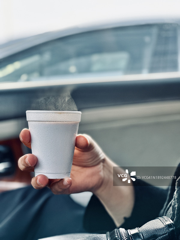 在车里喝早咖啡的女人图片素材