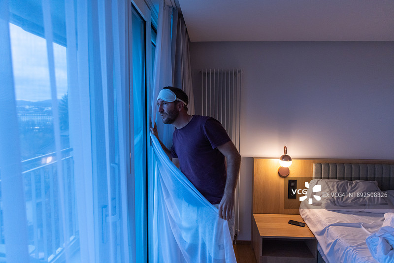 在家难以入睡，看着窗外的男人图片素材