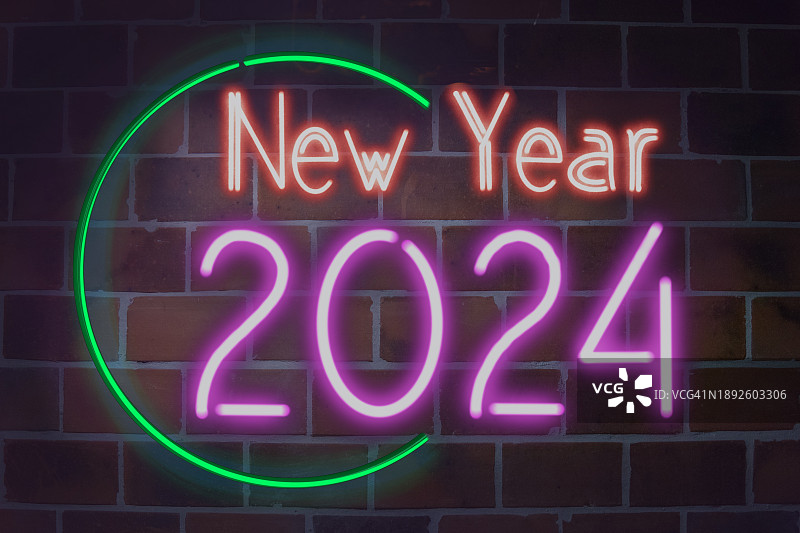 2024新年快乐霓虹灯标志（深色砖墙背景）图片素材