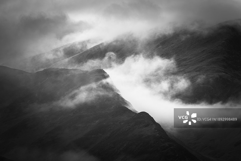 恶劣天气下的黑白崎岖山景图片素材
