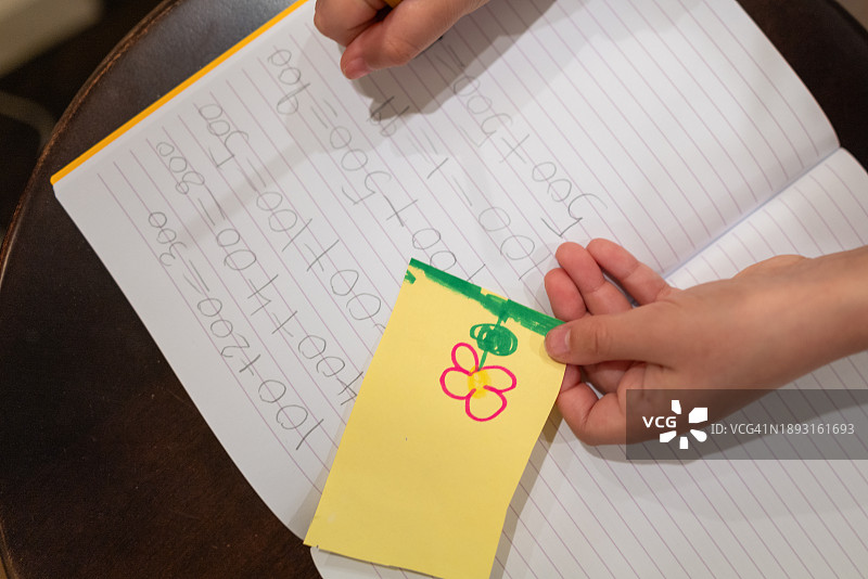 不同种族的年轻女孩做数学作业图片素材