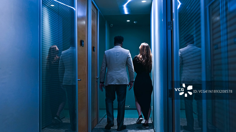 走廊里的顾客图片素材