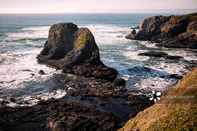 俄勒冈州海岸的沙滩岩层图片素材