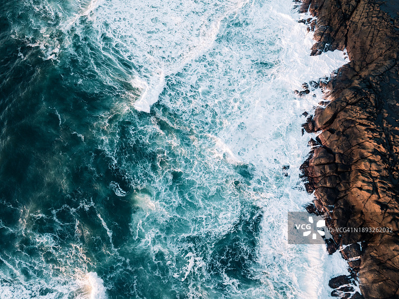 俄勒冈海岸岩石上的波涛拍岸景象图片素材