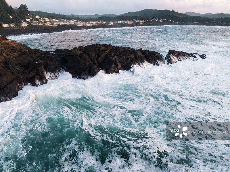 俄勒冈海岸岩石上的波涛拍岸景象图片素材