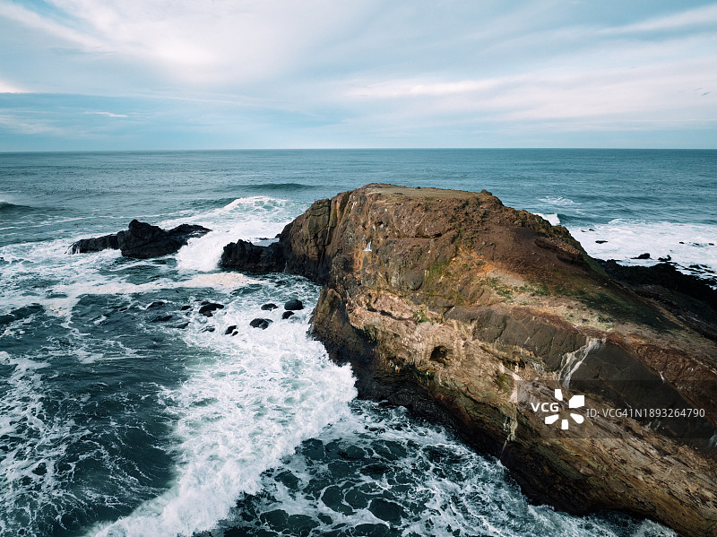 俄勒冈海岸岩石上的波涛拍岸景象图片素材
