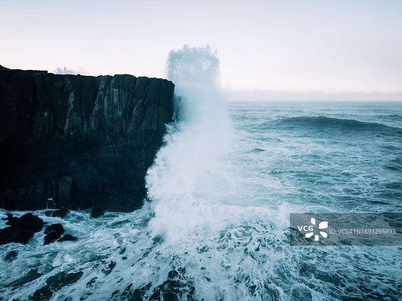 俄勒冈海岸岩石上的波涛拍岸景象图片素材