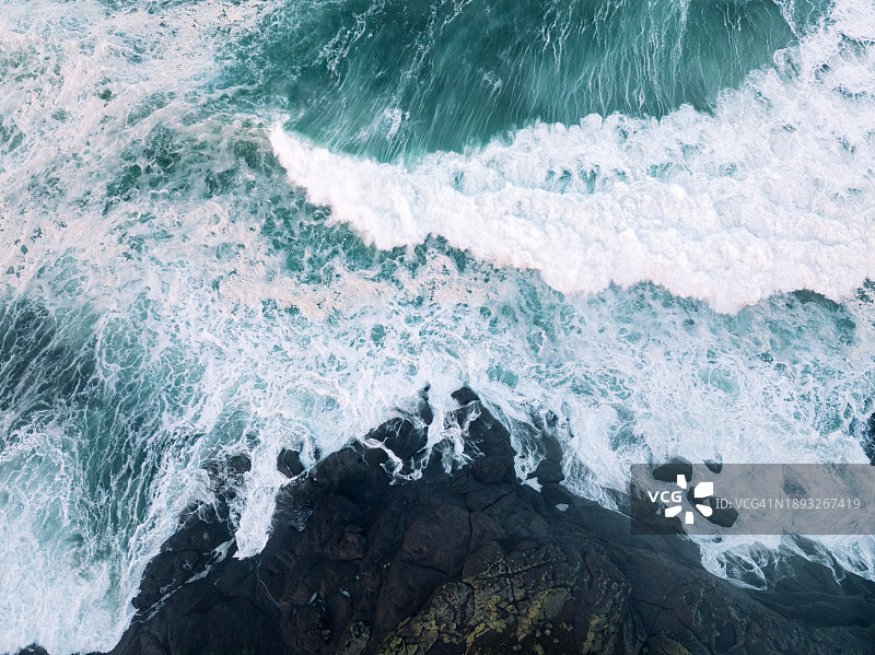 俄勒冈海岸岩石上的波涛拍岸景象图片素材