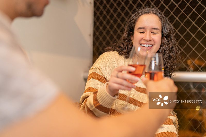 情侣在情人节用香槟祝酒图片素材