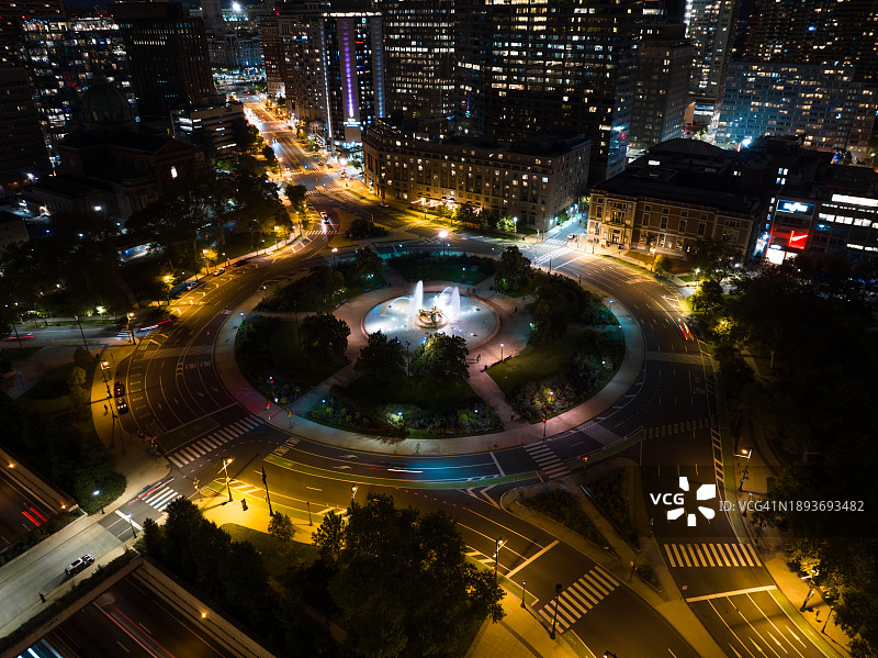 费城中心城区洛根圆环夜景无人机航拍图片素材