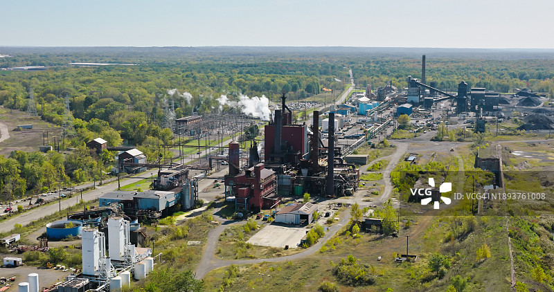 俄亥俄州沃伦市钢铁厂的无人机视角图片素材
