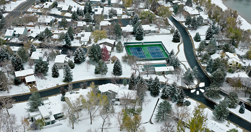 科林斯堡着陆区网球场的鸟瞰图，科罗拉多州图片素材