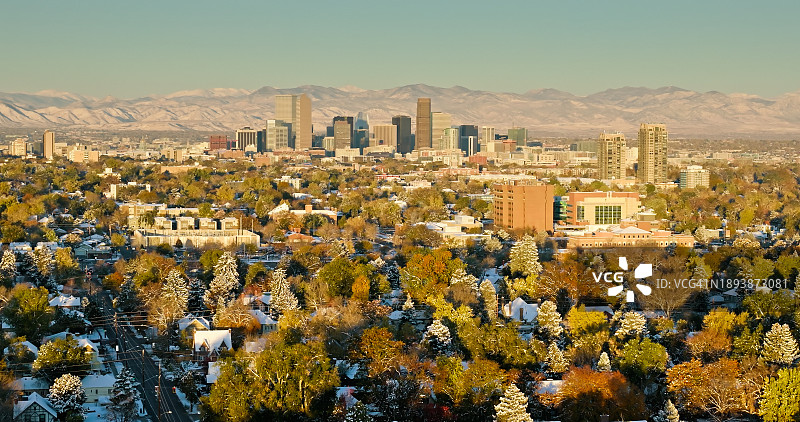 秋日清晨芝士曼公园的丹佛市中心无人机航拍图片素材