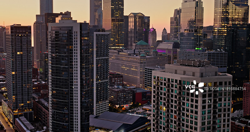 芝加哥环线摩天大楼在日出时的俯视照片图片素材
