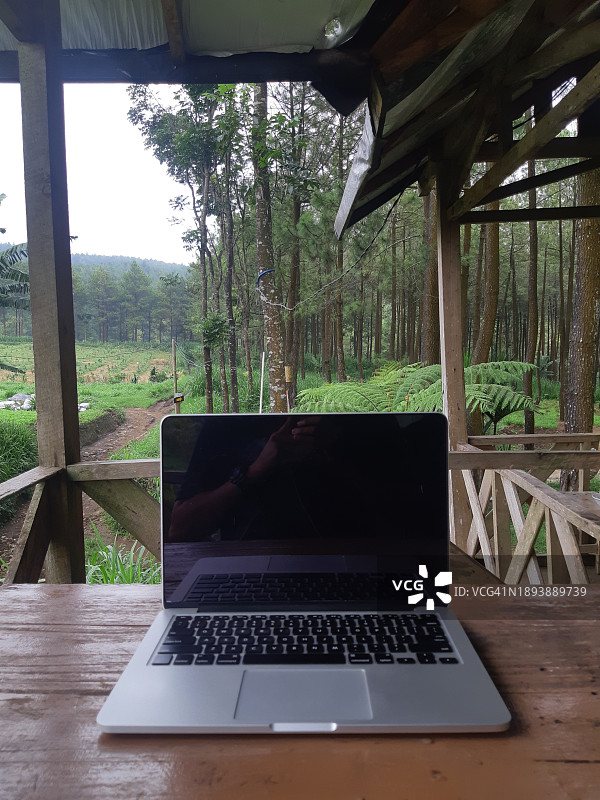 在假期间隙使用笔记本电脑工作图片素材