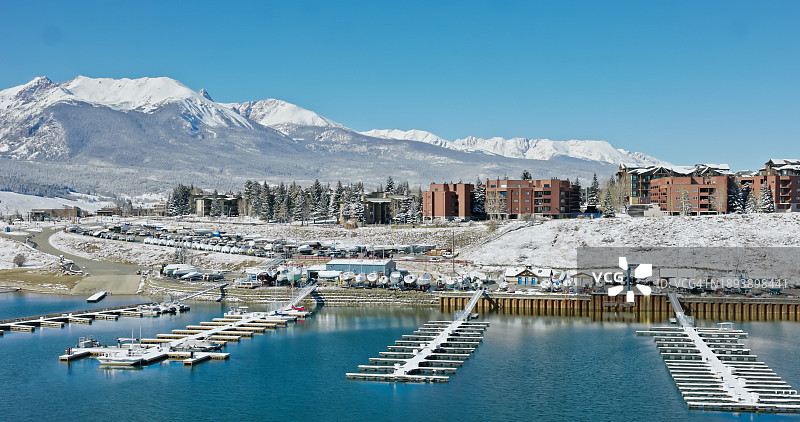 秋日晴朗的科罗拉多州狄龙镇无人机航拍图片素材