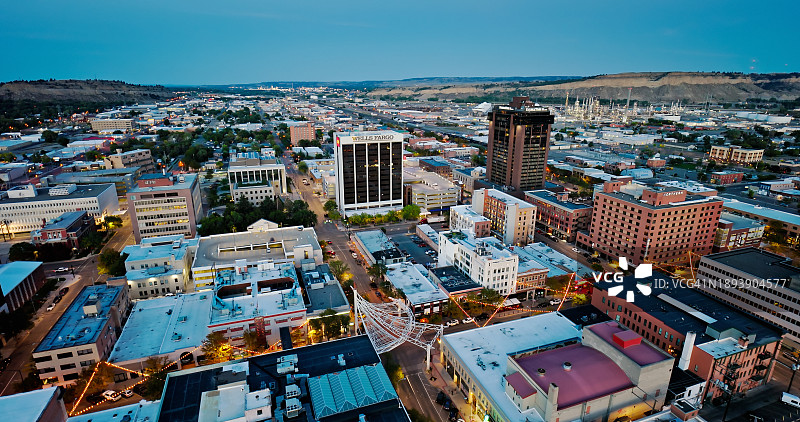 黄昏时分百老汇上空的比林斯市中心航拍图片素材