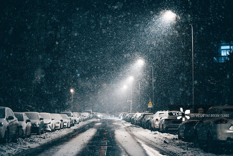 夜晚市中心街道的雪景图片素材