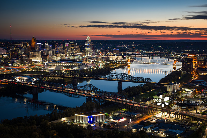 日出前，从肯塔基州科文顿上空拍摄的辛辛那提市中心暮光无人机航拍图片素材