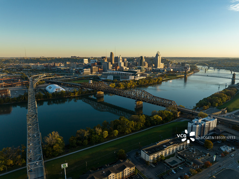 辛辛那提和肯塔基州卡温顿之间的俄亥俄河航拍图片素材