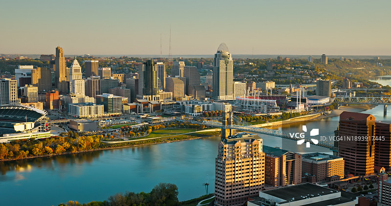 秋日清晨从肯塔基州科温顿拍摄的俄亥俄州辛辛那提市中心航拍图片素材