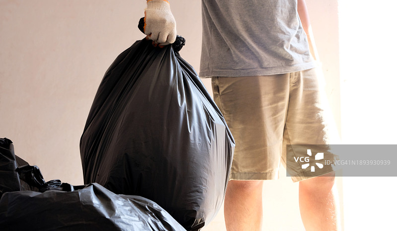 男人拿着一个垃圾袋图片素材