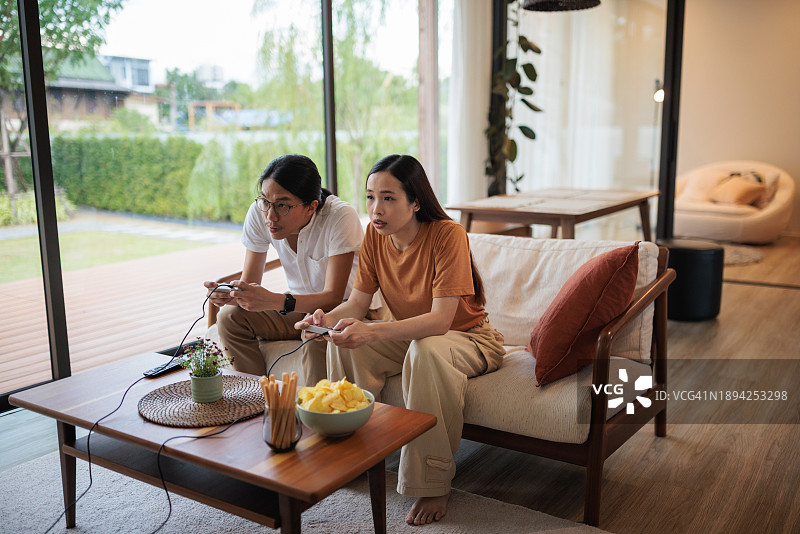 情侣在家玩电子游戏图片素材