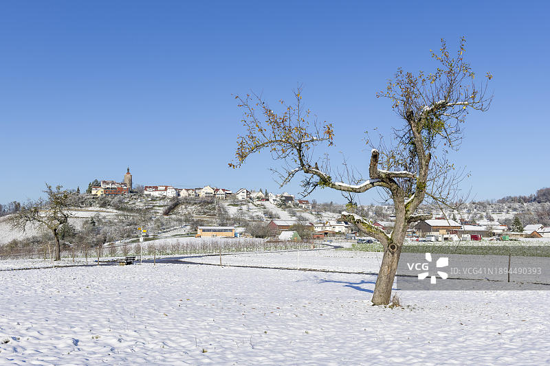 德国巴登-符腾堡州温嫩登附近比尔格的冬季城镇景观图片素材