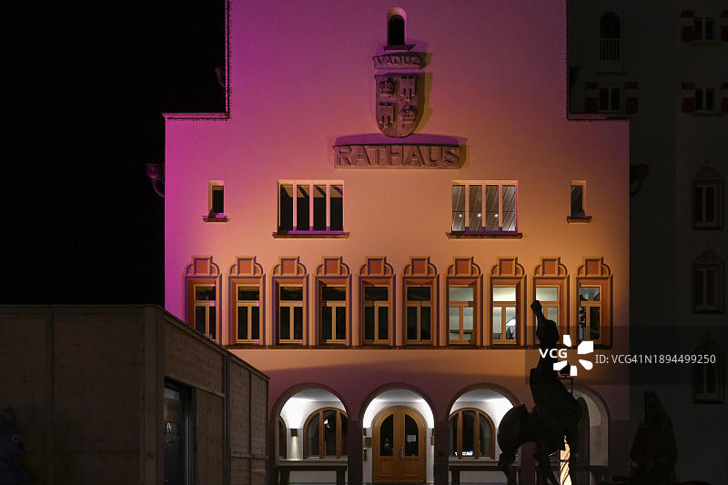 灯火通明的市政厅，瓦杜兹，列支敦士登，欧洲图片素材