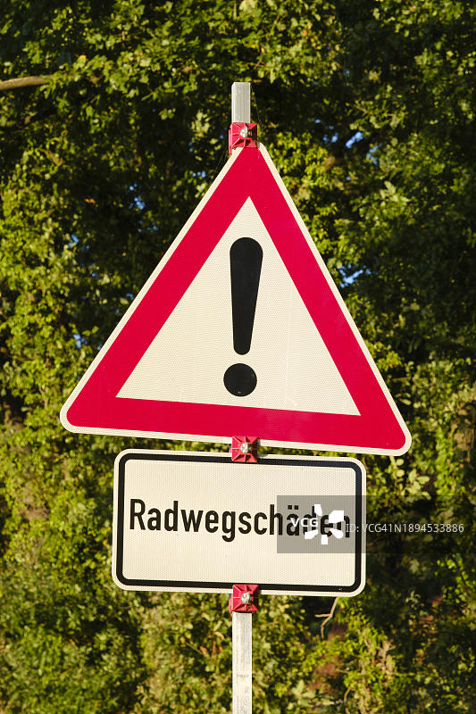 自行车道损坏、交通标志，一般危险区域，埃姆斯兰，下萨克森州，德国，欧洲图片素材