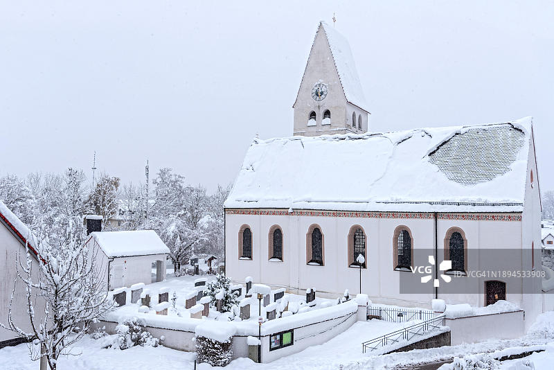 圣马丁教区教堂与墓地、钟楼,中世纪晚期,被白雪覆盖,新雪,大雪,积雪板,屋顶雪崩,冬季开始,德国巴伐利亚州弗莱辛 Marzling图片素材
