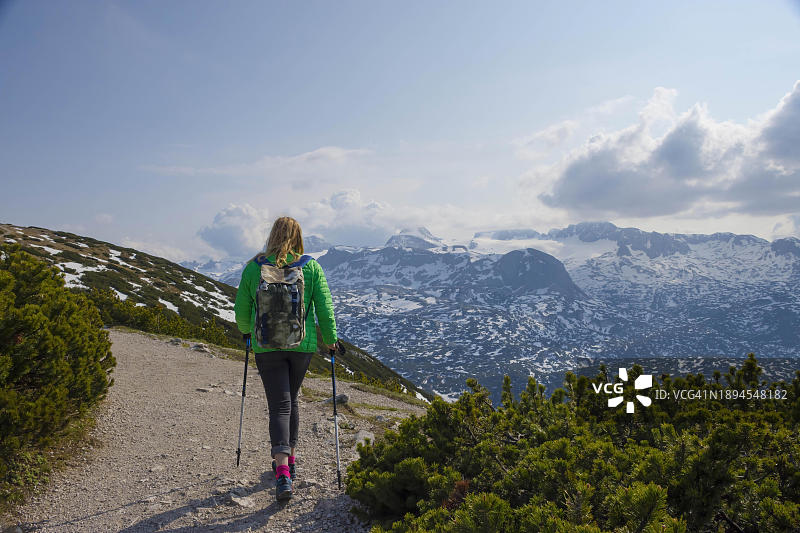奥地利女游客徒步克里彭施泰因山图片素材