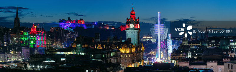 从卡尔顿山俯瞰爱丁堡圣诞节图片素材