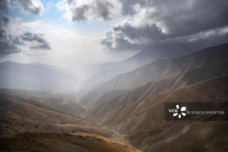 吉尔吉斯斯坦纳伦地区，从卡扎尔曼到贾拉拉巴德山口的山谷景色图片素材